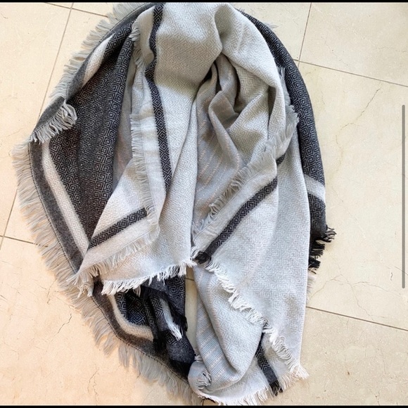 LeLuxe 52” Square Wrap/ Scarf - Picture 4 of 7